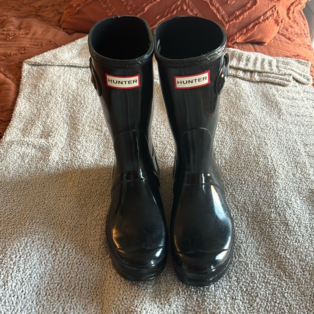 Hunter short boot. Shiny black. Size 8. Worn outside once. Non smoking home